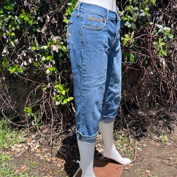 Levi’s 515 Capri Mid Rise Whiskering Factory Fading Jeans - Picture 3 of 8